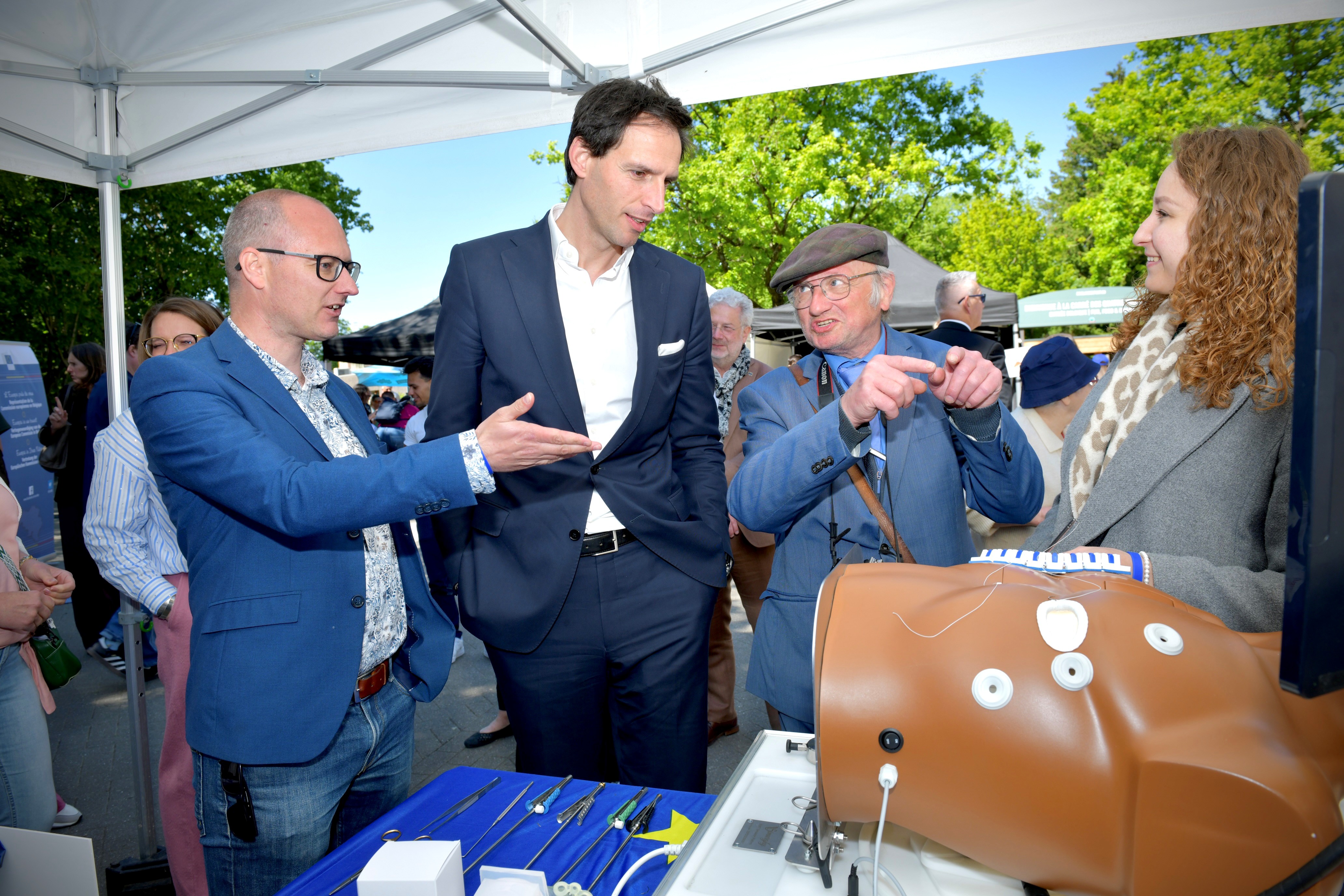 Hoekstra laat zich informeren over een EU-project. 
