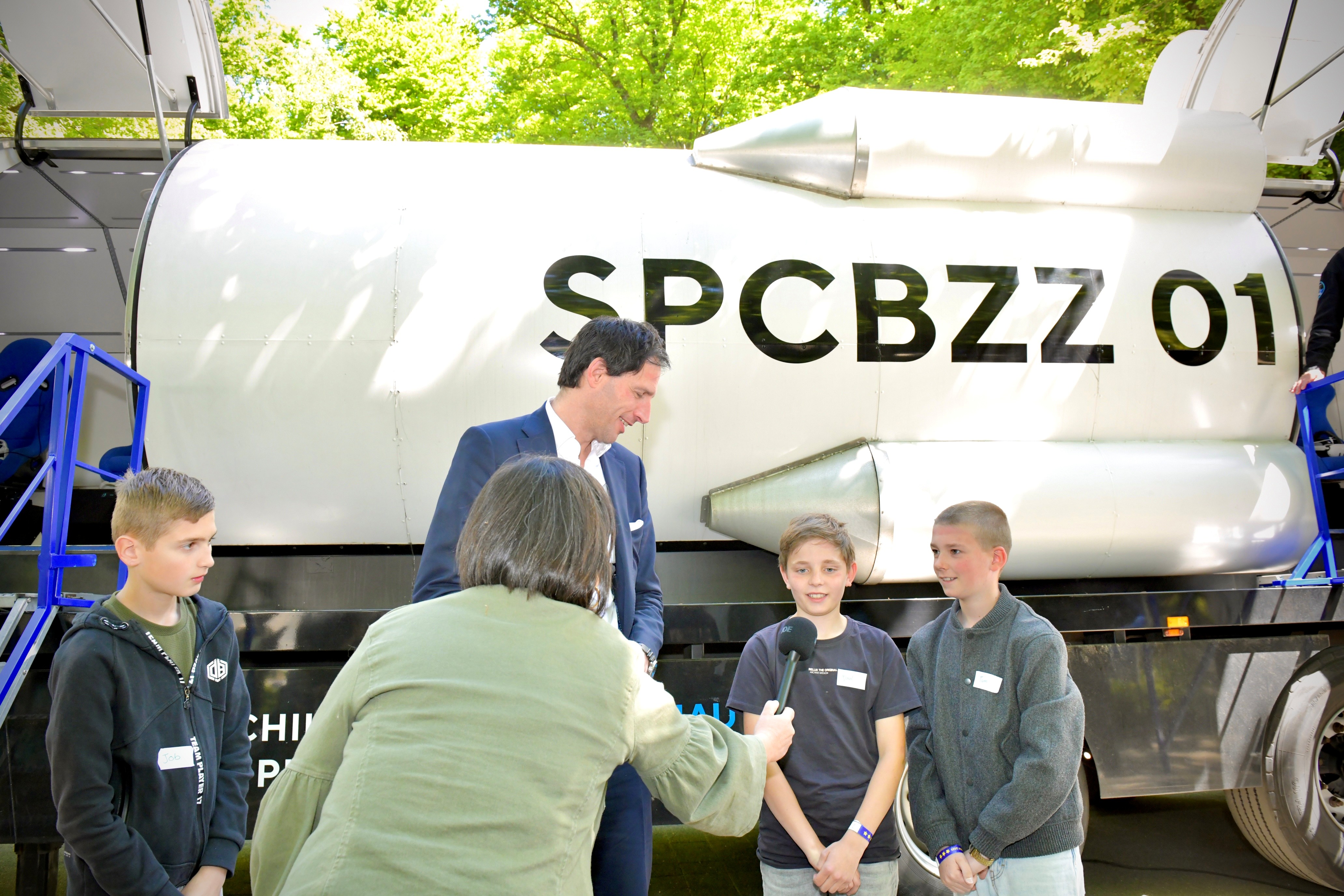 Een paar leerlingen beantwoorden vragen van journalisten voor de Spacebuzz.