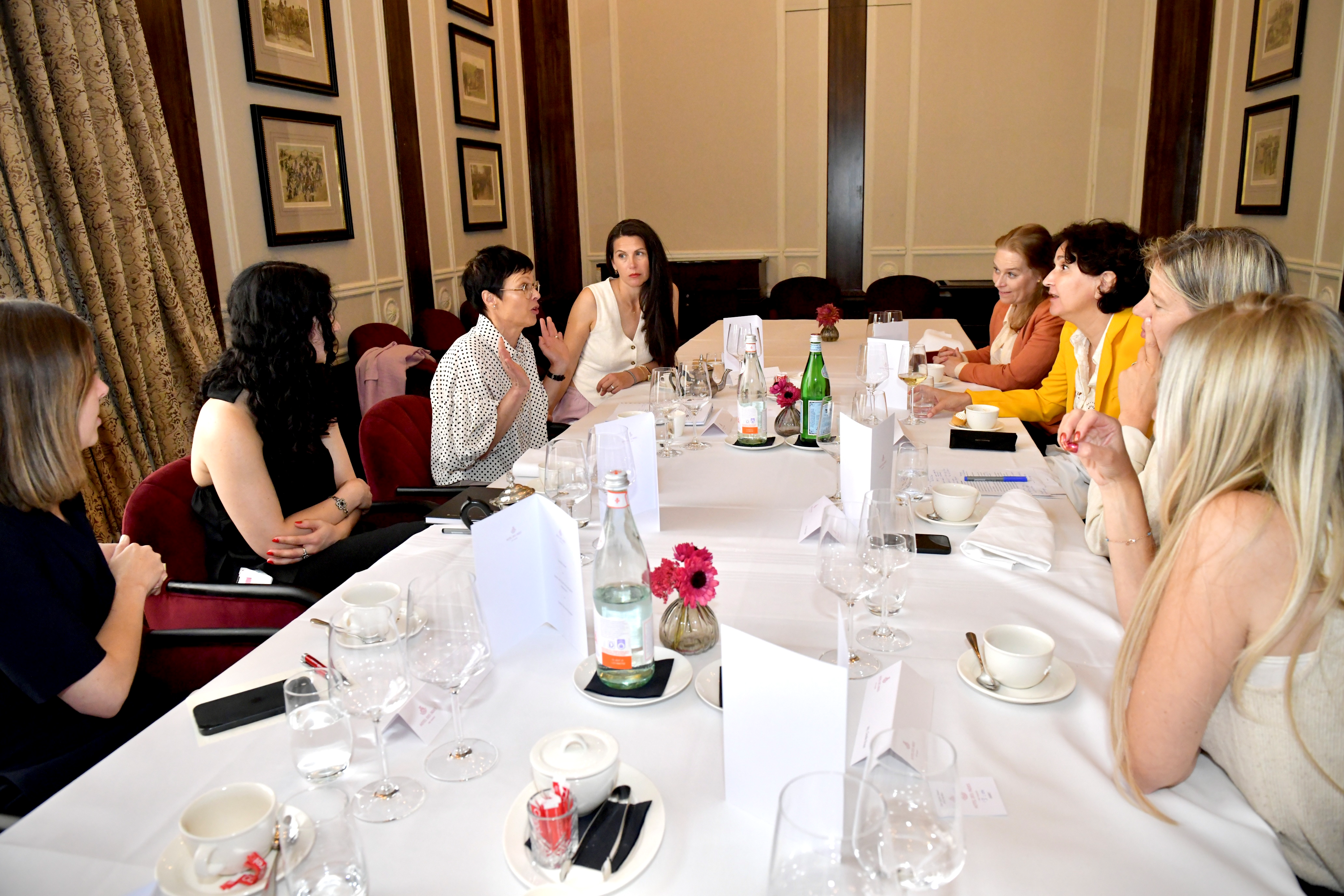Commissaris Kos in gesprek met powervrouwen tijdens een lunch in hotel Des Indes