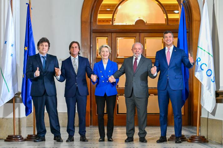 Van links naar rechts:Javier Milei, Luis Alberto Lacalle Pou, Ursula von der Leyen, Luiz Inácio Lula da Silva, en Santiago Peña.