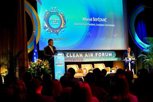 EU-commissaris Maroš Šefčovič tijdens zijn toespraak op het Clean Air Forum in Rotterdam
