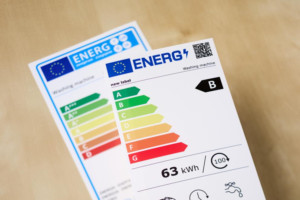 Het oude EU-energielabel, links, en het nieuwe energielabel, rechts, met een QR-code 