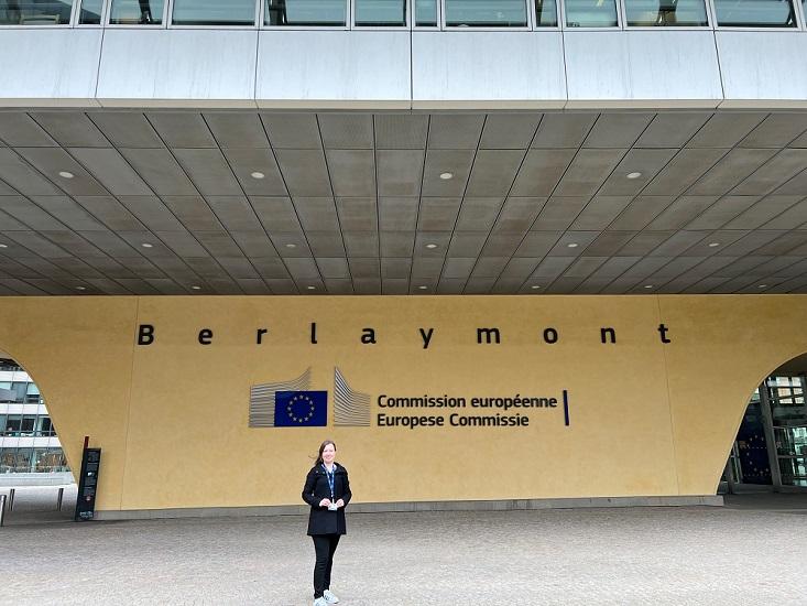 Bij de ingang van het hoofdkantoor van de Europese Commissie in Brussel