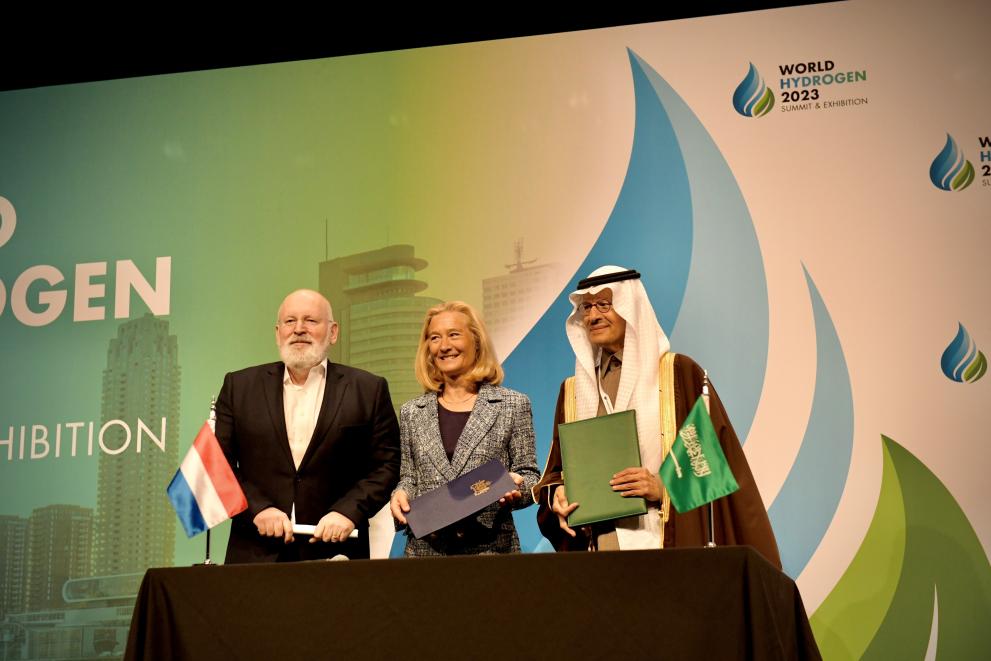 v.l.n.r EC-voorzitter Frans Timmermans, prins Abdulaziz bin Salman Al-Saud minister van Energie Saudi-Arabië en  minister van Economische Zaken en Klimaat Micky Adriaansens