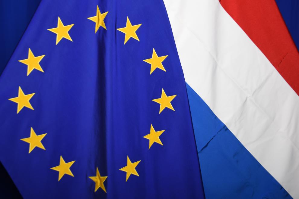 EU-vlag en Nederlandse vlag