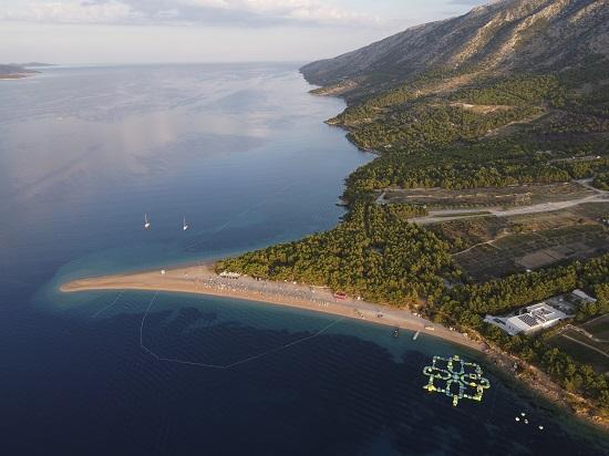 Adriatische Zee en het eiland Brač, in Kroatië