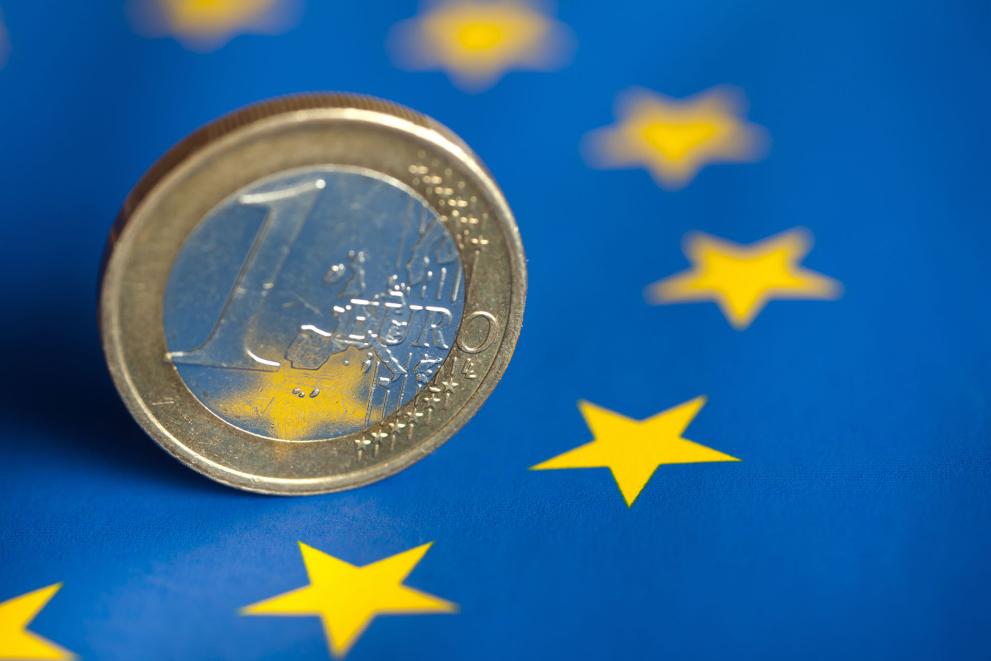 euromunt met EU-vlag als achtergrond