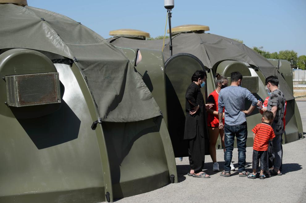 Vluchtelingen voor een tent in Afghanistan