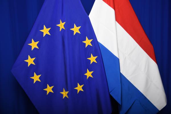 De twee vlaggen: Nederland en de EU