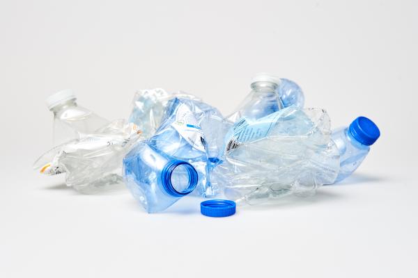 Afval van plastic flessen