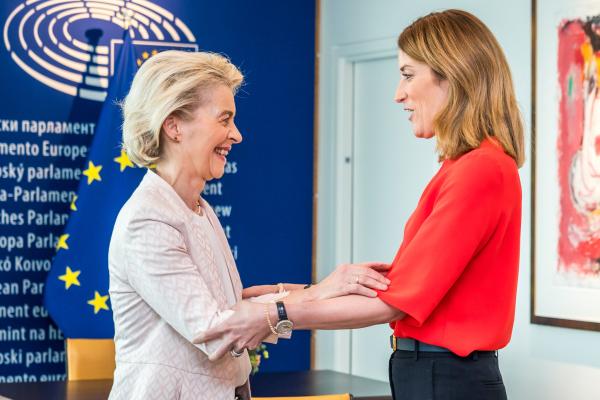 Roberta Metsola voorzitter van het Europees Parlement feliciteert Ursula von der Leyen.